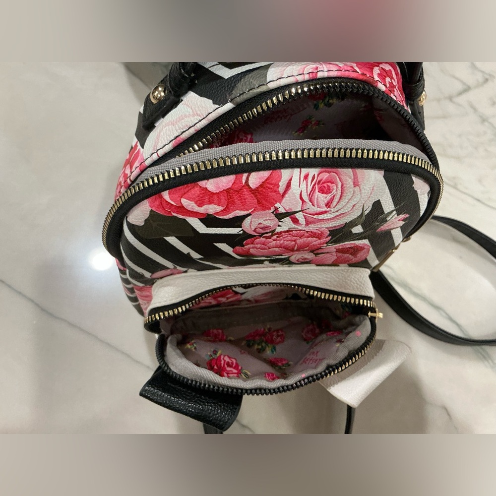 Betsey Johnson Dog Backpack Black Floral BG200BXT NWOT - Picture 7 of 9